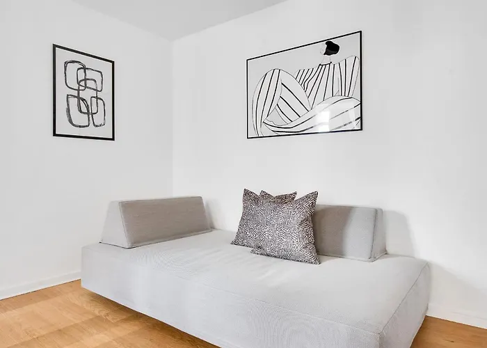 1- Pleasant 4-bdr In *